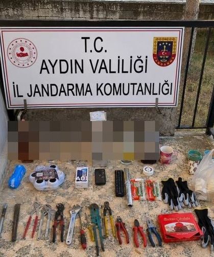 Hırsızlık yaparken suçüstü yakalandılar