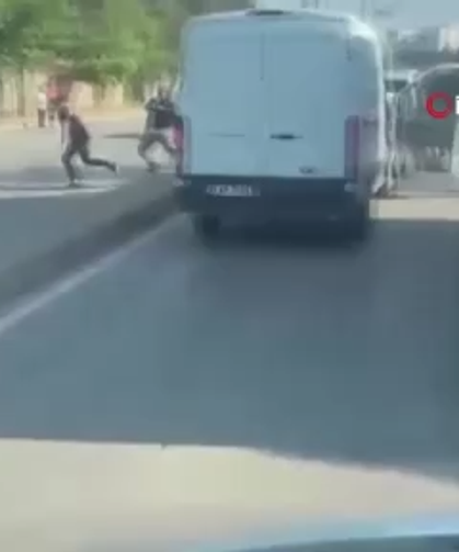 Cadde ortasında demir sopayla darp etti