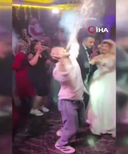Düğünde şov yaparken karizmayı çizdirdi