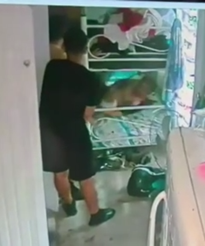 Husumetlisinin dükkanını silahla bastı
