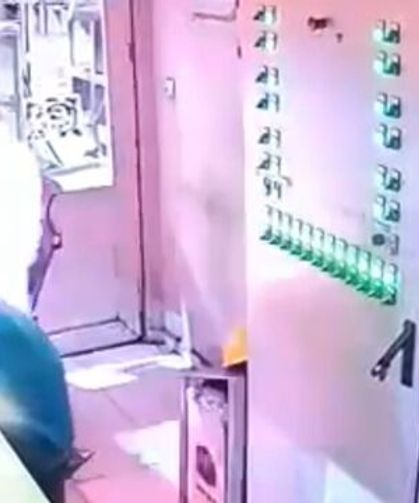 Çakmağı ateşledi, oda alev aldı.... Demir çelik fabrikasındaki patlama anı kamerada