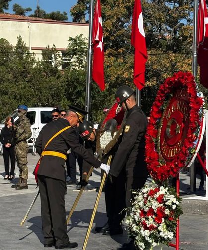 Manisa'da Zafer Kutlamaları Çelenk Sunumuyla Başladı