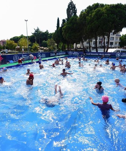 Manisa’da çocuklar hem serinliyor hem yüzmeyi öğreniyor