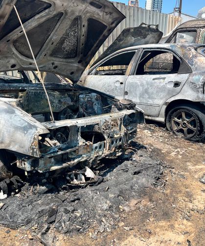 Otomobil yangını diğer araçlara sıçradı: 4 araç küle döndü