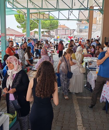 Manisa'da minik eller üretti, "Mini Pazar"da satışa sundu
