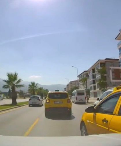 Ani şerit değiştiren taksi kazaya neden oluyordu