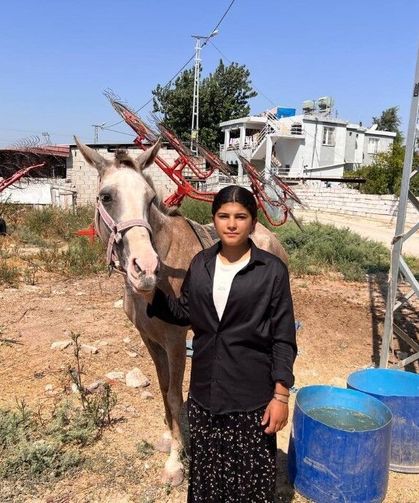 Babasına destek çıkmak için keçi besleyip hayvan ticareti yapmaya başladı
