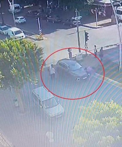 Otomobilin çarptığı kadın metrelerce savruldu