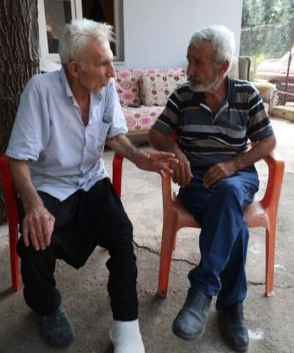 Kaza yapan iki yaşlı amca tatlıyla barıştı