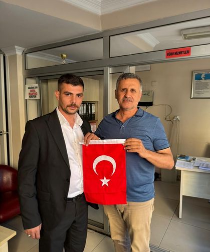 MHP'DEN VATANDAŞLARA BAYRAK