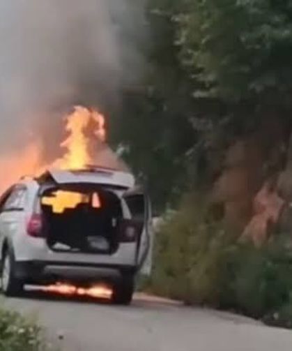 Seyir halindeki otomobil alevlere teslim oldu... 5 kişilik aile son anda kurtuldu