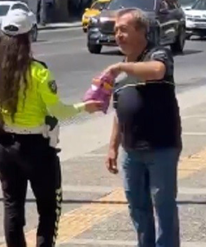 İzmir'de trafik polisi Mevlit Kandili'nde çikolata dağıttı