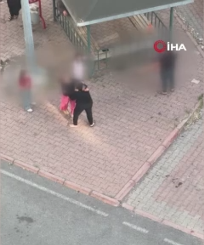 İki kadının saç başa kavgası kamerada