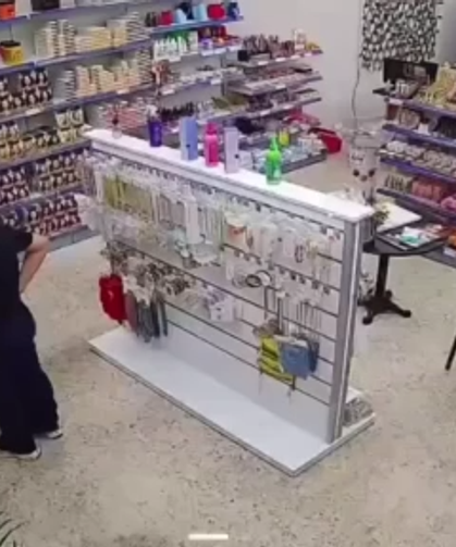 Önce takıları beğendi sonra da çaldı