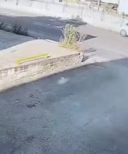 Yayanın bir adımla kurtulduğu kazada motosikletli can verdi