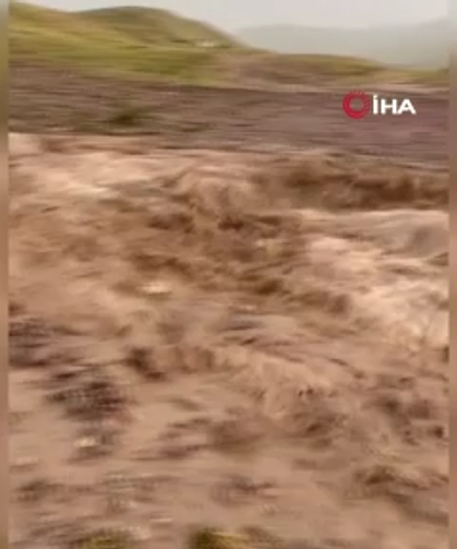 Sağanak sonrası mahelleyi su bastı