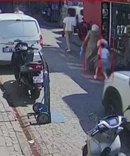 Motosikletli kuryeyi şoke eden tokat