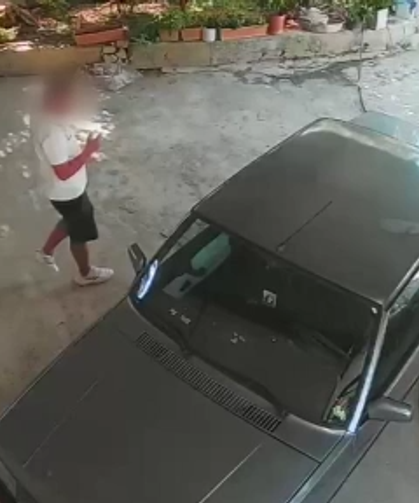 Kadına ait otomobile satır ve bıçakla zarar verdi