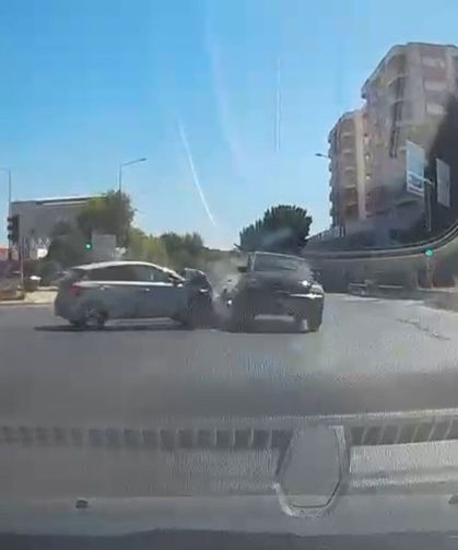 Kırmızı ışıkta kaza!