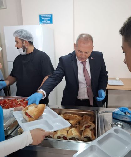 Sarıgöl Milli Eğitim Müdürü pansiyonda kalan öğrencilere yemek dağıttı