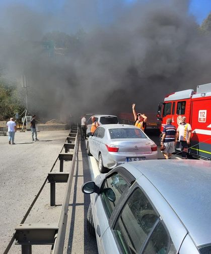 Bayraklı Tünelleri'nde korkutan tır yangını