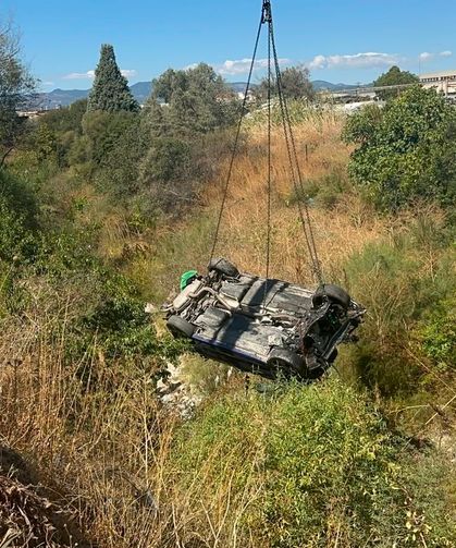 İzmir'de otomobil akarsu havzasına uçtu: 1 ölü, 2 yaralı