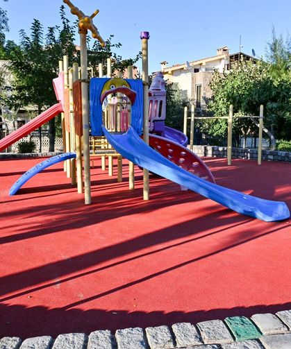 Manisa'da park ve oyun alanlarına güvenli zemin