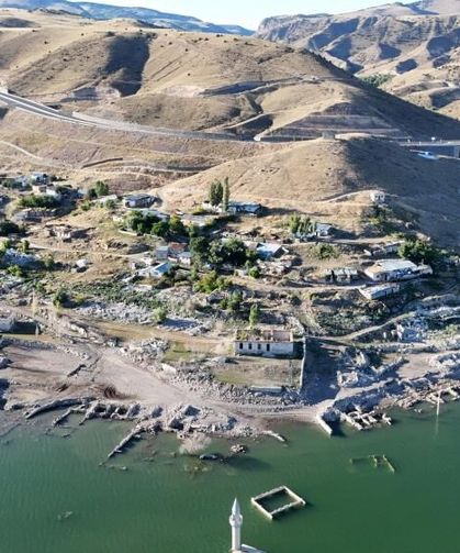 Sular çeklilince eski köy ortaya çıktı