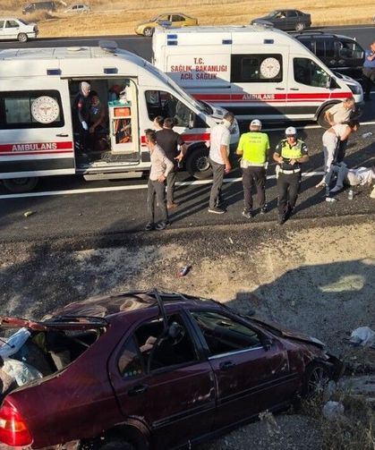 Feci kaza! Direksiyon hakimiyetini kaybetti, karşı şeritteki iki otomobile çarptı: 1 ölü, 7 yaralı