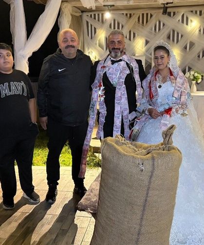 Düğünde altın yerine bir çuval fındık taktılar