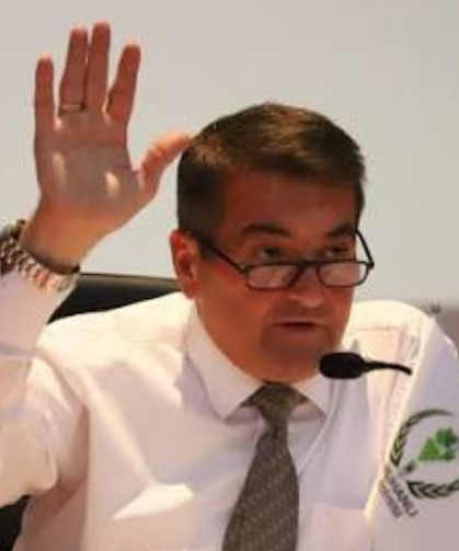 BELEDİYE BAŞKANI ELİNİ ÜZÜM MAKİNESİNE KAPTIRDI