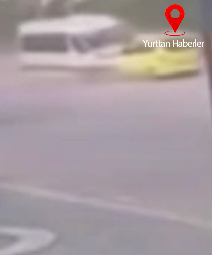 Freni patlayan minibüs taksiyi önüne kattı, direğe çarparak durabildi