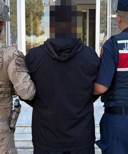 İzmir jandarması, firarileri arazide yakaladı