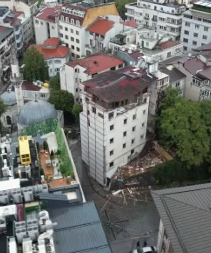 Boşaltılan otelin üst katı çöktü