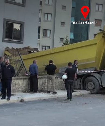Kontrolden çıkan hafriyat kamyonu 6 katlı binaya çarptı