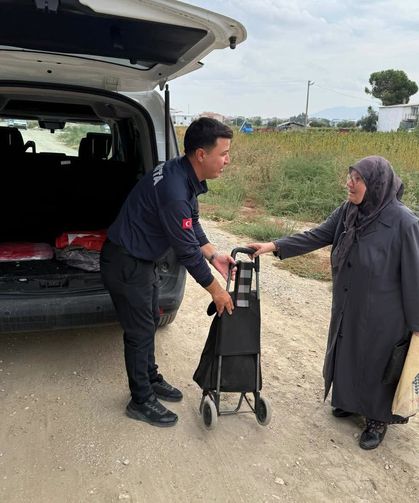 Saruhanlı Belediyesinden pazar dönüşü yaşlı vatandaşlara ulaşım desteği