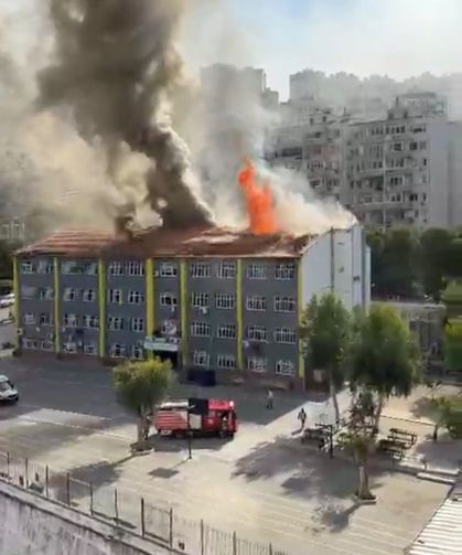 İzmir'de okul çatısında korkutan yangın