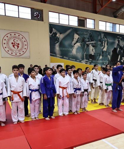 Manisa’da 8 başarılı antrenöre ödül