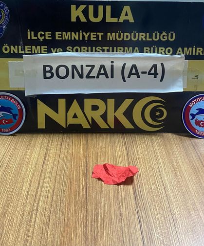 Manisa'da aranan şahıslar polisten kaçamadı