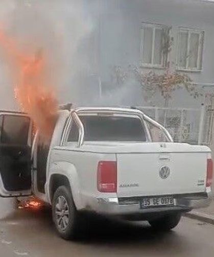 İzmir'de alev alan araçta patlama meydana geldi!  O anlar kamerada
