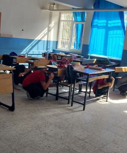 Öğrenciler depreme 'Çök-kapan-tutun" ile hazırlandı