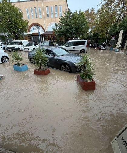 Çeşme’de şiddetli yağış hayatı olumsuz etkiledi