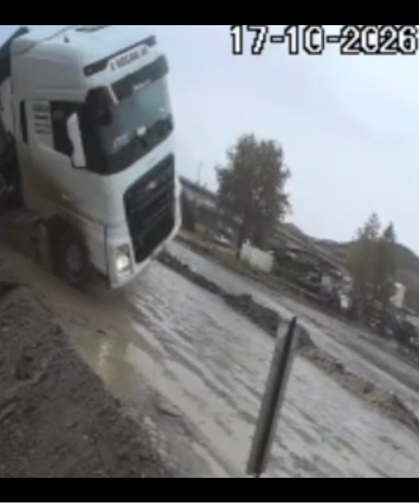 Taş yüklü tırın kazası kamerada