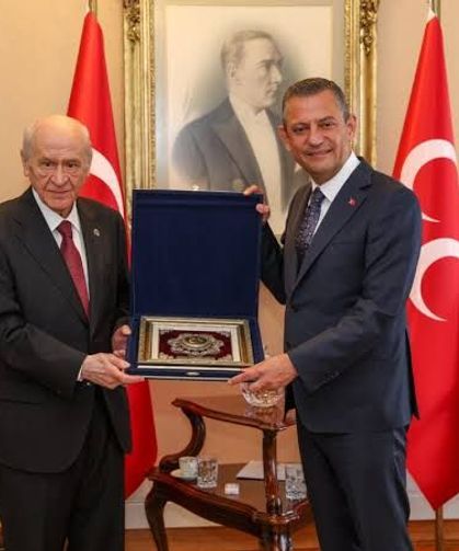 İki farklı ankette CHP ile MHP'nin sıralaması dikkat çekti