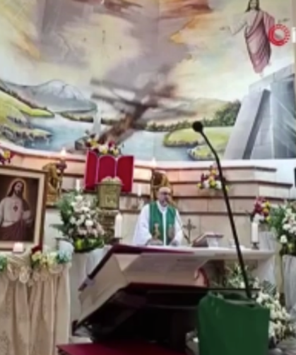 Ayin sırasında başına haç düşen rahip öldü