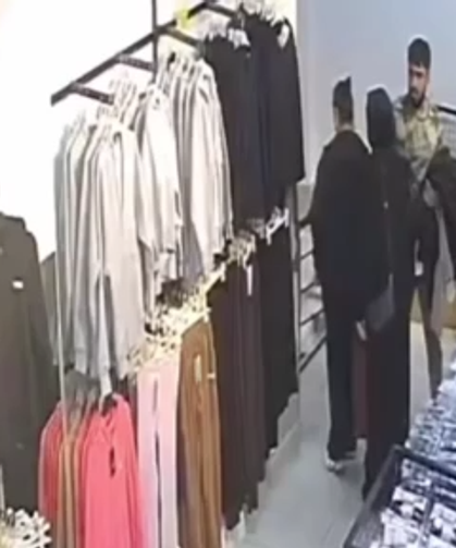 Küçük çocukla girdiği mağazadan kıyafet çaldı