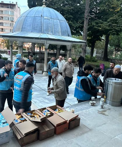 AK Partili gençlerden namaz sonrası çay ikramı