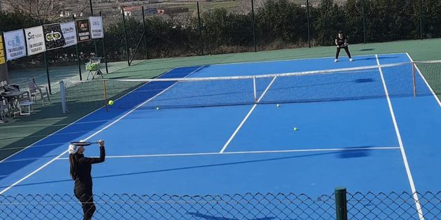 İlçede depremzedeler yararına tenis turnuvası düzenlendi