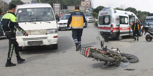 Manisa'da minibüs ile motosiklet çarpıştı!