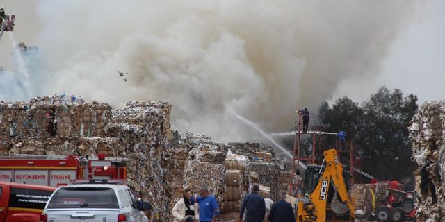 Manisa OSB’deki kağıt fabrikasında çıkan yangın kontrol altına alındı